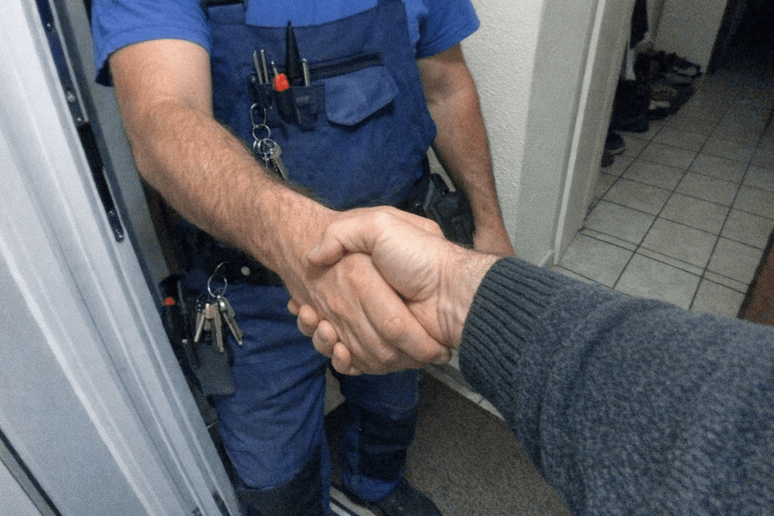 Handschlag nach erfolgreicher Schlossmontage als Zeichen des Vertrauens