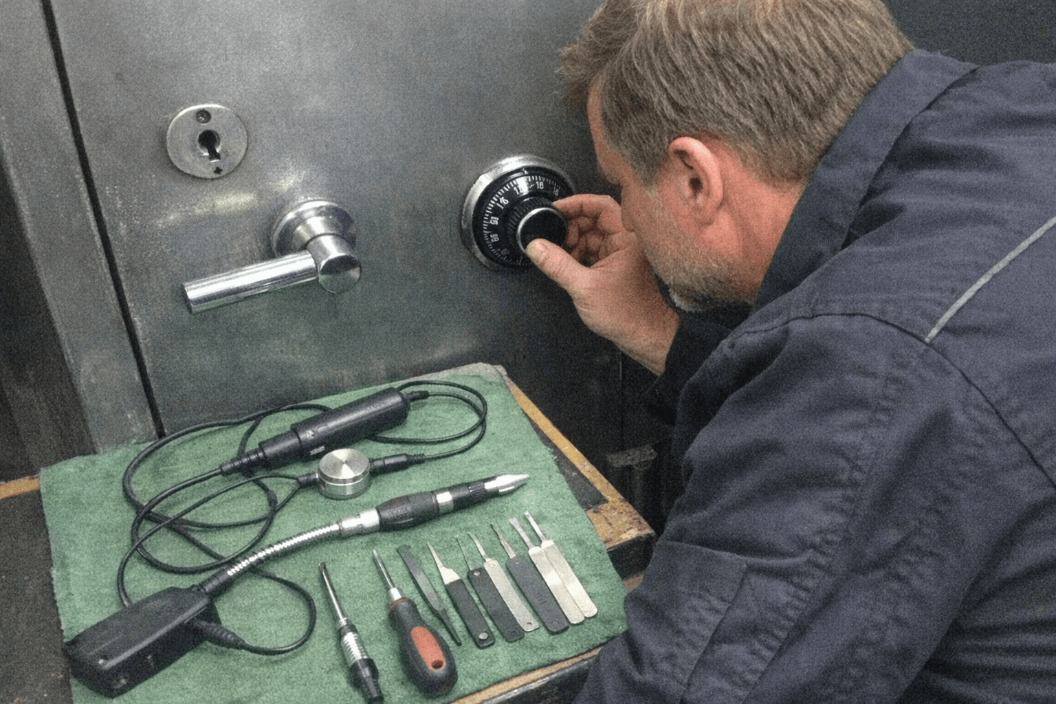 Vorbereitung zur fachgerechten Öffnung eines Wertschutzschrankes