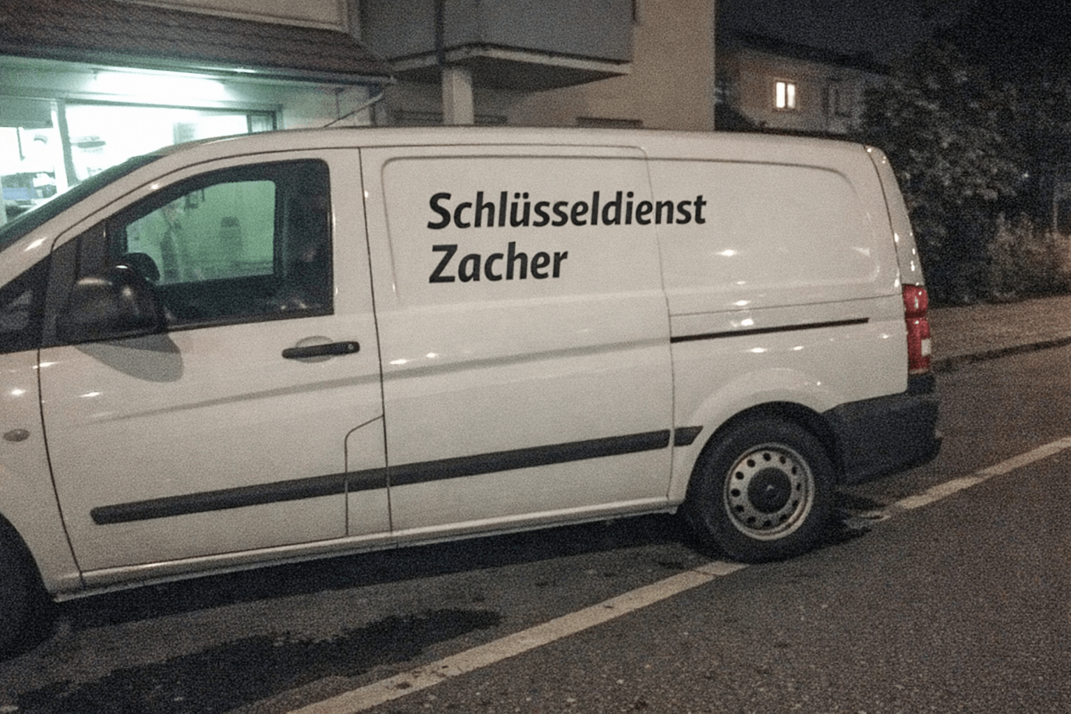 Lokaler Sicherheitsexperte bei der Überprüfung einer Schließanlage in Wetzlar