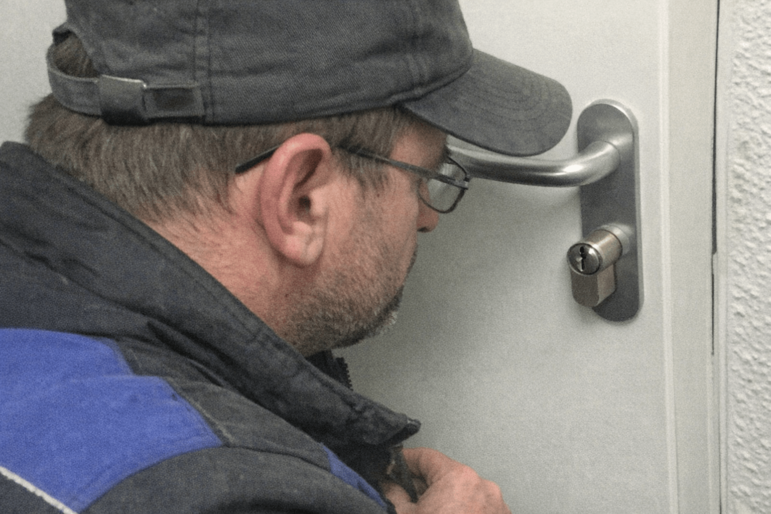 Nahaufnahme eines neuen Hochsicherheitszylinders nach dem Einbau